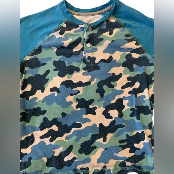 Amazon Essentials Boys Medium(8) Camo Short-Sleeve Henley T-Shirt - Picture 2 of 3